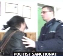 Poliţistul care a pălmuit-o pe profesoara din Mureş nu mai poate fi avansat doi ani (VIDEO)