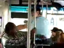Autobuz sau ring de box? Bătaie între un tânăr de culoare şi un bătrân (VIDEO)