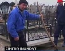 Din cauza zăpezilor care se topesc, mormintele dintr-un cimitir din Prahova au început să se surpe (VIDEO)