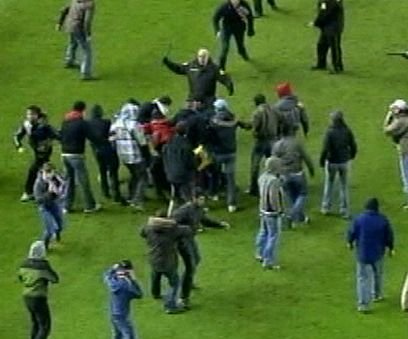 Fanii lui Bilbao şi Anderlecht au transformat terenul de joc în câmp de luptă, la finalul partidei (VIDEO)