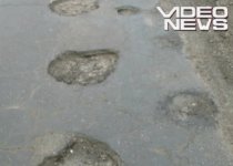 România, ca după bombardament: "Craterele? din Bârlad şi Vatra Dornei, colecţia 2010 (VIDEO)