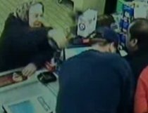 Spaima hoţilor: O bătrânică ia la bătaie un bărbat care încerca să jefuiască un magazin (VIDEO)