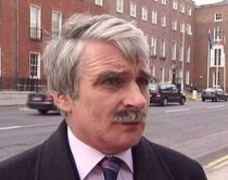 Un ministru irlandez a demisionat, după ce a acuzat un membru al opoziţiei că administrează un bordel