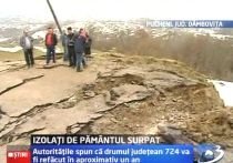 Circa 2.500 de oameni din comuna dâmboviţeană Pucheni, izolaţi de lume din cauza alunecărilor de teren (VIDEO)