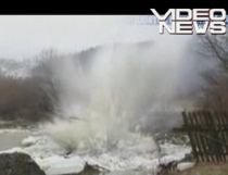 Gospodării inundate şi detonări de gheaţă, în Bistriţa (VIDEO)