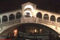 Militanţii Greenpeace au invadat piaţa San Marco (VIDEO)