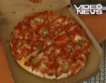 A fost la un pas de moarte, după ce a mâncat pizza de post (VIDEO)