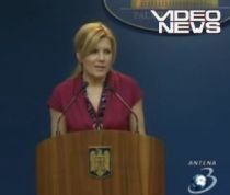 Glumele Elenei Udrea: "Nu s-a discutat despre remanierea mea în şedinţa de guvern" (VIDEO)