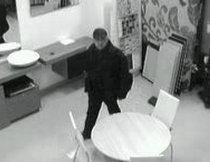 Bărbat filmat în timp ce fura un telefon dintr-un birou (FOTO) 