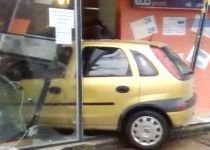 O şoferiţă din Galaţi a "parcat" în vitrina unui magazin (VIDEO)

