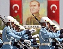 Turcia. Tensiune guvern - armată după arestarea unor ofiţeri
