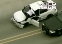 Se aruncă în faţa propriei maşini ca să scape de poliţiştii care îl urmăreau (VIDEO)