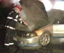 I-a luat maşina foc în timp ce era la volan (VIDEO)