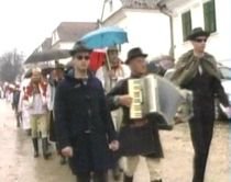Sute de turişti, prezenţi la ritualul maghiar de îngropare a iernii (VIDEO)
