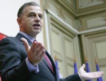 Ponta se ţine de cuvânt: Rezoluţie în PSD pentru menţinerea lui Geoană în fruntea Senatului
