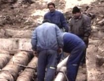 Furnizarea apei potabile, întreruptă în Vaslui după ce o conductă veche de 40 de ani s-a spart (VIDEO)