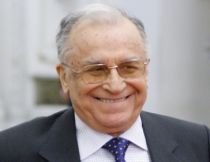 Ion Iliescu împlineşte 80 de ani. Fostul preşedinte a sărbătorit, discret, cu o zi mai devreme (VIDEO) 