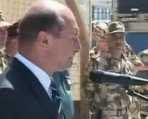 Băsescu i-a vizitat pe militarii români din Afganistan: "Aveţi misiunea de a proteja lumea civilizată de terorism" 
