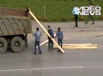 Dorel de Turnu Severin: A pierdut pe şosea lemnele pe care le transporta în camion (VIDEO)