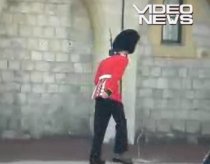 Soldat din garda regală britanică, filmat în timp ce vomita (VIDEO)