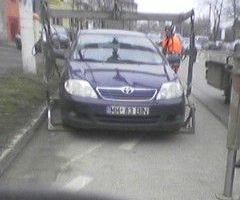 Poliţia Română la vânătoare. Maşină ridicată pentru o roată parcată ilegal (FOTO)