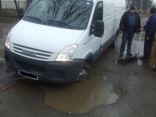 Romania, Land of Choice: Un sucevean a căzut cu maşina în canal (FOTO)