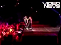 Un fan a fost aruncat de pe scenă la concertul rapperului Jay-Z (VIDEO)