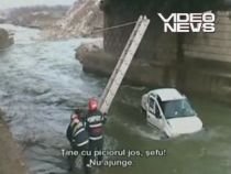 Târgu-Jiu. Un tânăr a plonjat cu maşina în apă de pe un pod înalt de opt metri (VIDEO)