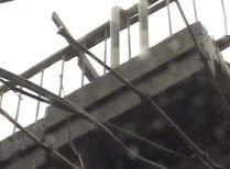 La un pas de moarte: Două plăci de beton s-au desprins din podul sub care se afla o locuinţă (VIDEO)