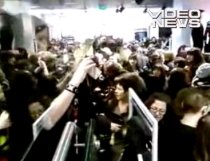 Isterie într-un magazin din Franţa: S-au călcat în picioare ca să cumpere haine (VIDEO)