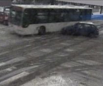 Autobuz versus autoturism. Imagini din timpul accidentului de pe bulevardul Nicolae Grigorescu