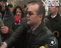 Premierul Emil Boc, atacat cu bulgări de zăpadă de sindicalişti  (VIDEO)