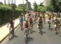 Biciclişti nud au manifestat împotriva ?culturii automobilului?, în Peru (VIDEO)