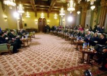 Liderii politici se întâlnesc cu Traian Băsescu pentru a discuta despre revizuirea Constituţiei