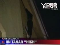 Un tânăr a stat trei ore agăţat de balcon, de frica unei înscenări (VIDEO)