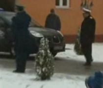 Două maşini din coloana oficială a lui Băsescu s-au ciocnit la inaugurarea unui centru NATO la Oradea (VIDEO)