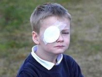 O asistentă medicală i-a turnat lipici în ochi unui copil de 6 ani, din greşeală (FOTO) 