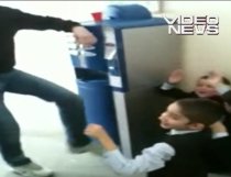 Umilinţă în şcoală: Trei elevi, obligaţi să stea în genunchi şi să ţină mâinile ridicate (VIDEO)