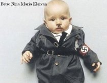 Bebeluşul dictator: O artistă şi-a deghizat fetiţa în cei mai sângeroşi lideri ai secolului XX (FOTO)