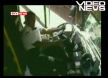 Houston. Autobuz, filmat în timp ce intră în coliziune cu un metrou uşor (VIDEO)