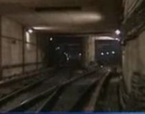 Prinşi în timp ce furau banda care protejează circuitele electrice de la metrou (VIDEO)