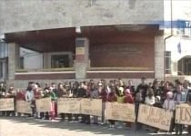 Închiderea unei şcoli din Târgu Jiu a scos în stradă 100 de părinţi şi elevi (VIDEO)
