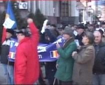 Pensionarii gălăţeni au protestat în faţa prefecturii, nemulţumiţi de pensii (VIDEO)
