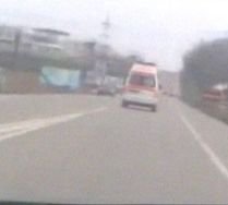 Ambulanţă în misiune, urmărită de câţiva tineri grăbiţi (VIDEO)
