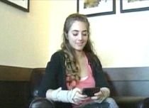 O tânără nu-şi mai simte mâinile din cauza sms-urilor. Trimitea zilnic 100 de mesaje (VIDEO)

