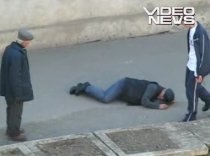 Românii, "buni samariteni" sau nu? Ajuţi pe cineva, dacă îl vezi căzut pe stradă? (VIDEO)