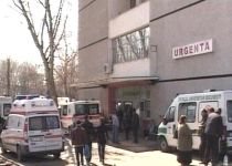 Zece persoane reţinute în cazul bărbatului bătut şi abandonat în faţa Spitalului Universitar
