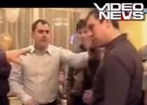 Ruleta rusească la nuntă: S-a împuşcat în cap, crezând că arma nu e încărcată (VIDEO)