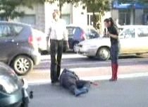 Simţul civic, dat uitării: Un bucureştean lovit de maşină a zăcut 15 minute pe asfalt, fără ca cineva să intervină (VIDEO)