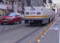 Stâlpii discordiei: Separatoarele montate pe Calea Moşilor îi nemulţumesc pe şoferi (VIDEO)